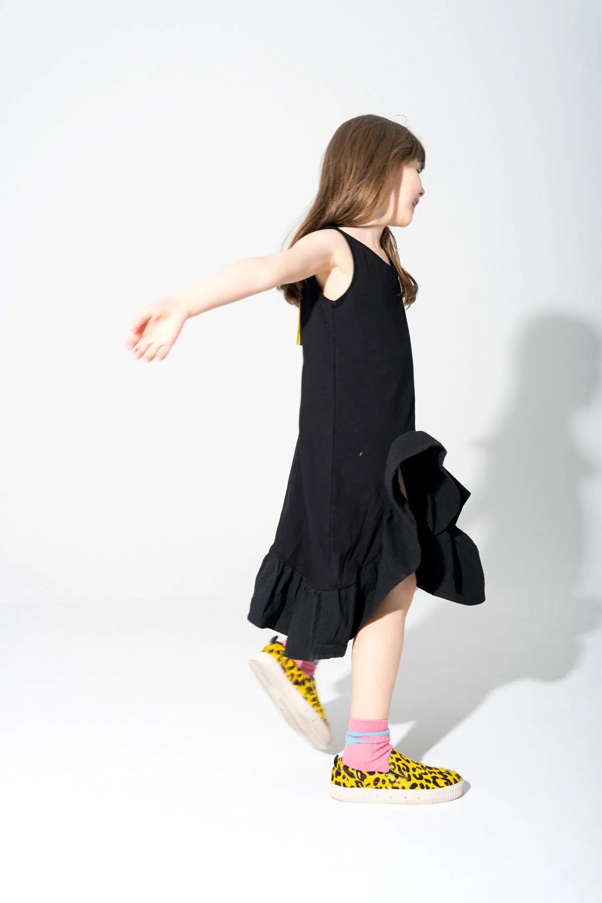 BLACK SLEEVELESS FLOUNCE DRESS