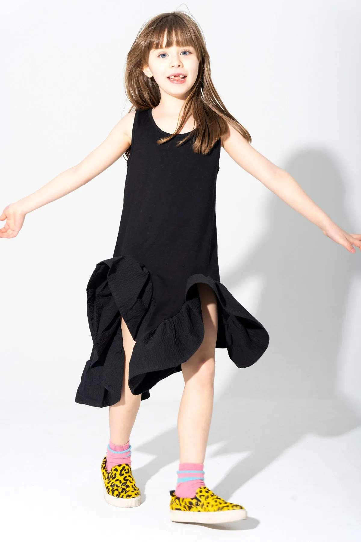 BLACK SLEEVELESS FLOUNCE DRESS