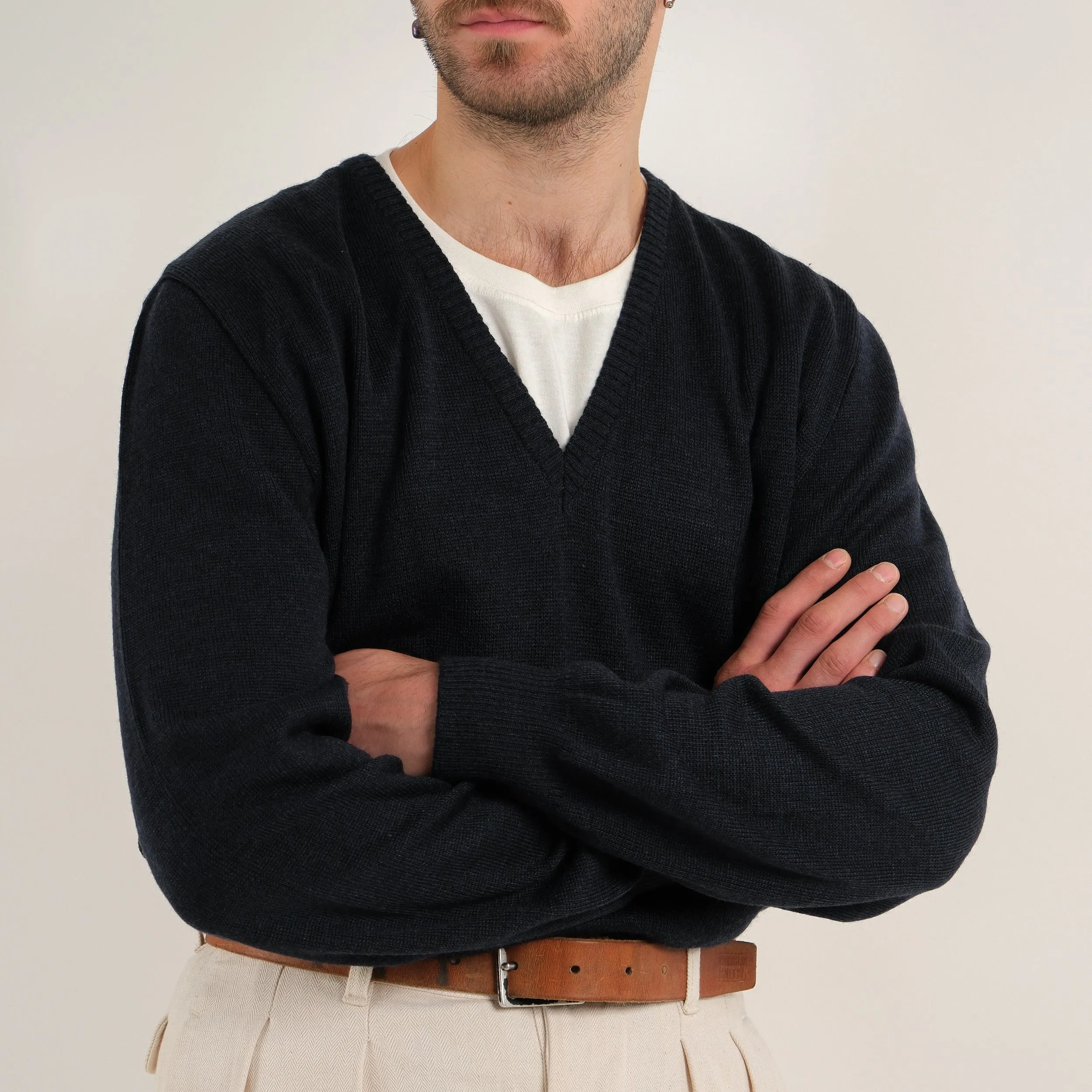 NAVY V-NECK SWEATER