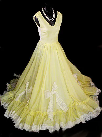 *VINTAGE '50s SOUTHERN BELLE GRAND SWEEP PROM DRESS WITH METAL ZIPPER  - OVER 42 FEET CIRCUMFERENCE!